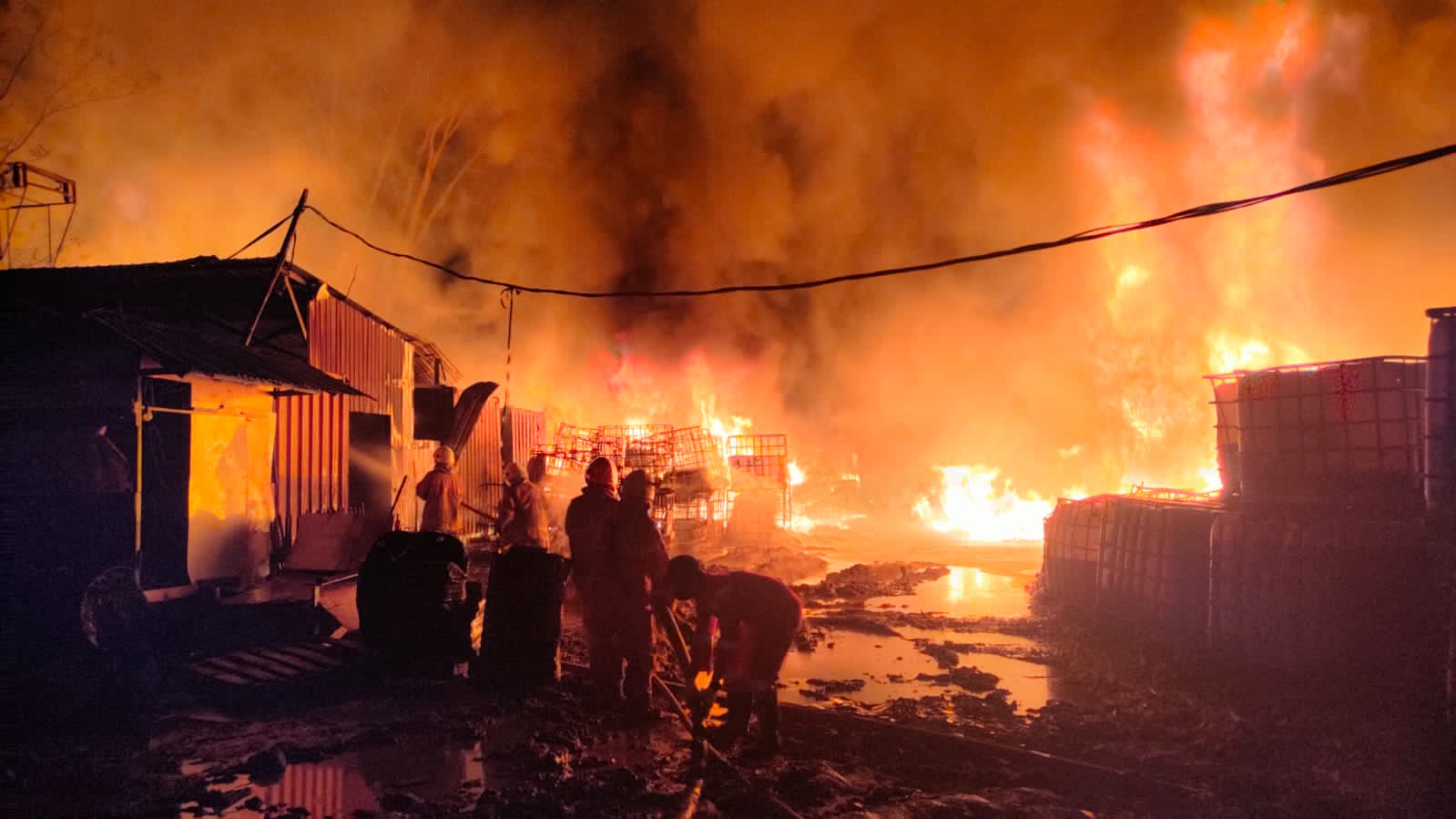 Kebakaran Hanguskan Penyimpanan Pabrik Produsen Minyak Goreng di Bontang Lestari, Pemadam Sempat Kesulitan