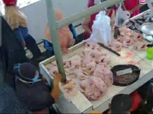 VIDEO: Ibu-ibu Curi Ayam Potong di Pasar Citramas Loktuan Terekam CCTV