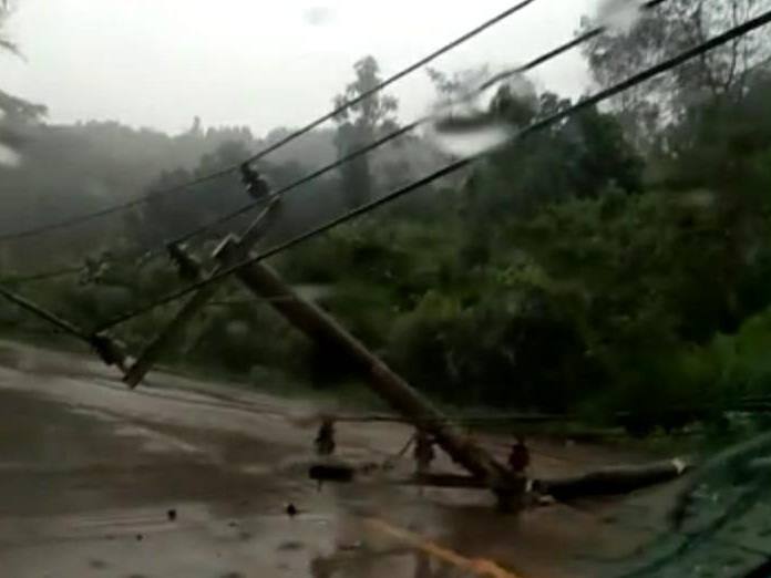 VIDEO: Tiang Listrik di Jalan Poros Bontang-Sangatta Rebah, Waspada