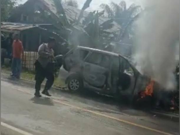 VIDEO: Mobil Travel Terbakar di Jalan Poros Bontang-Sangatta