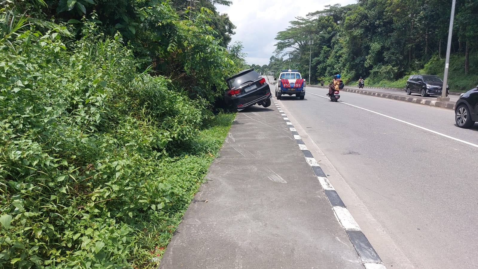 VIDEO: Mobil Tabrak Trotoar Dekat Bukit Sintuk, Panik Disenggol Pick-up