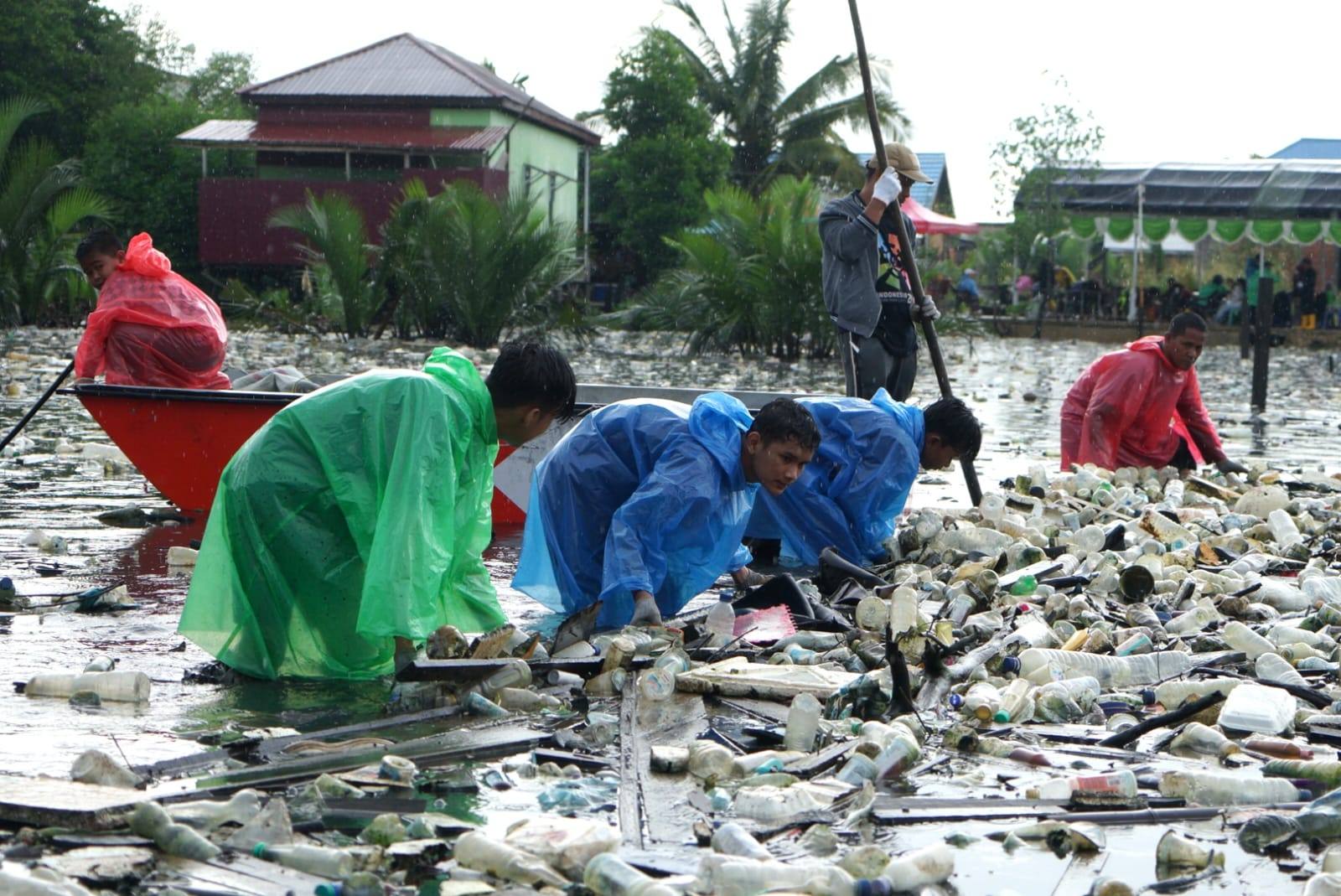 Bersih-bersih Lingkungan, Badak LNG Kumpulkan 704 Kg Sampah Plastik