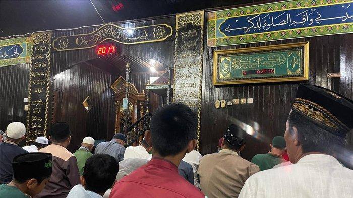 Masjid di Bontang Ini Sediakan Menu Sahur bagi Jemaah