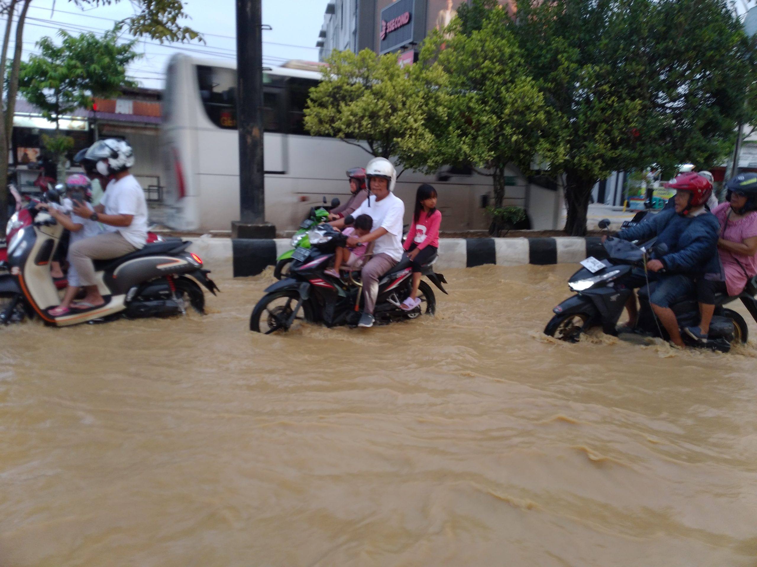 4 Jam Banjir Gunung Sari Belum Surut, Pengendara Pilih Terobos