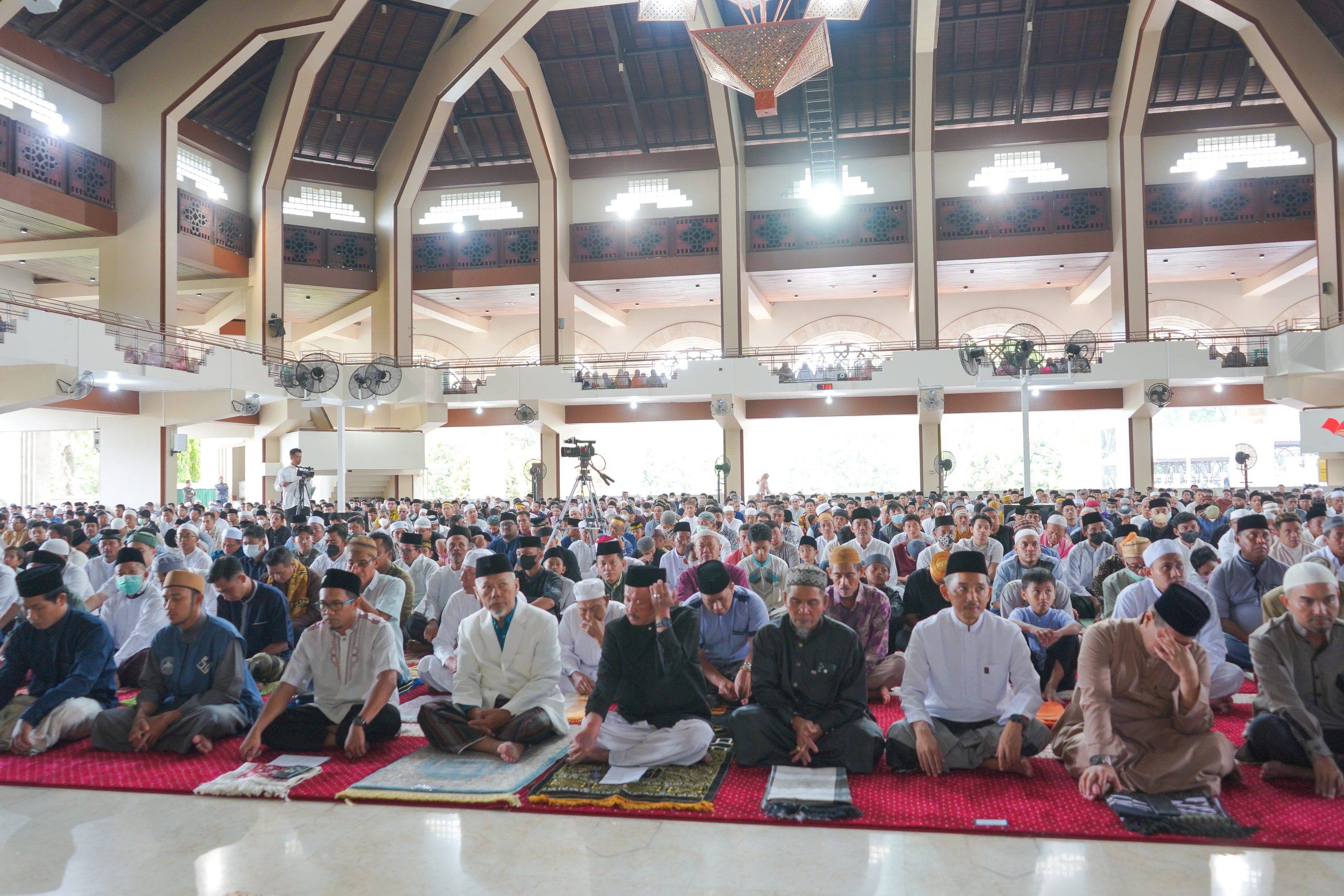 Rayakan Kemenangan, Keluarga Besar Pupuk Kaltim Bersama Ribuan Warga Bontang Salat Idul Fitri di Masjid Baiturrahman
