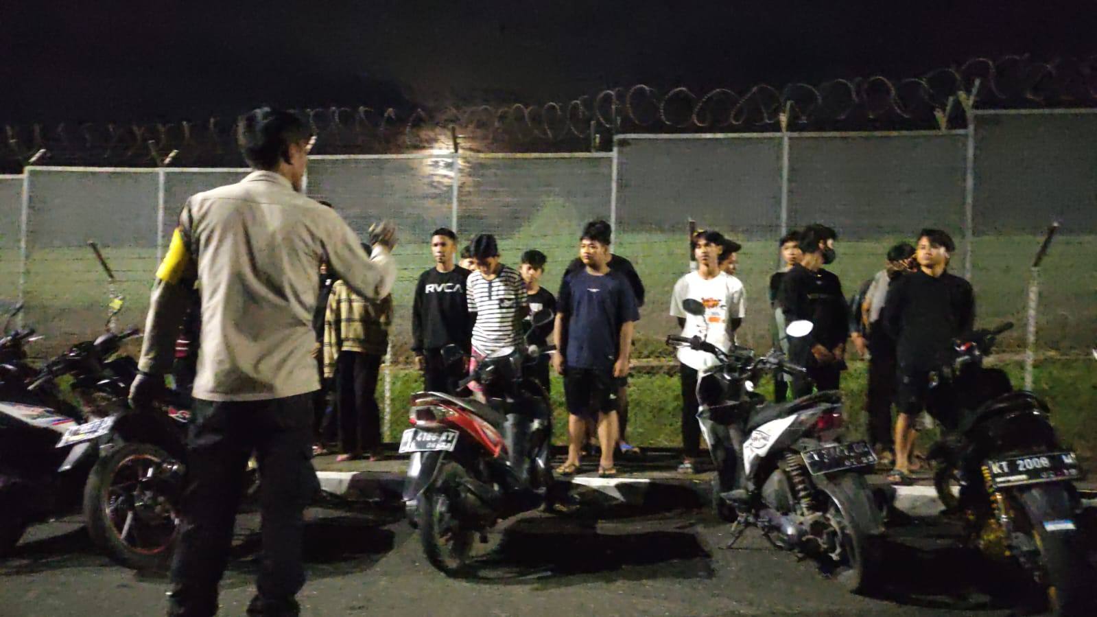 Racik Komix dan Alkohol, Belasan Remaja di Kampung Baru Dihambur Polisi