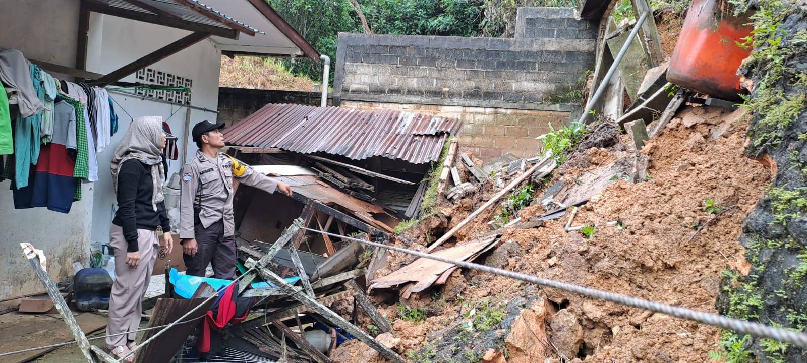 H-2 Lebaran, Rumah Warga di Perum Bukit Sintuk Nyaris Rata Tertimpa Longsor