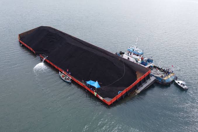 Ngeri! Marak Praktik &#8216;Nyolong&#8217; Batu Bara di Kapal Tongkang
