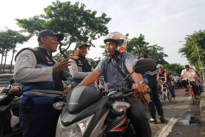 Polresta Samarinda Ancam Tilang Perokok Saat Berkendara