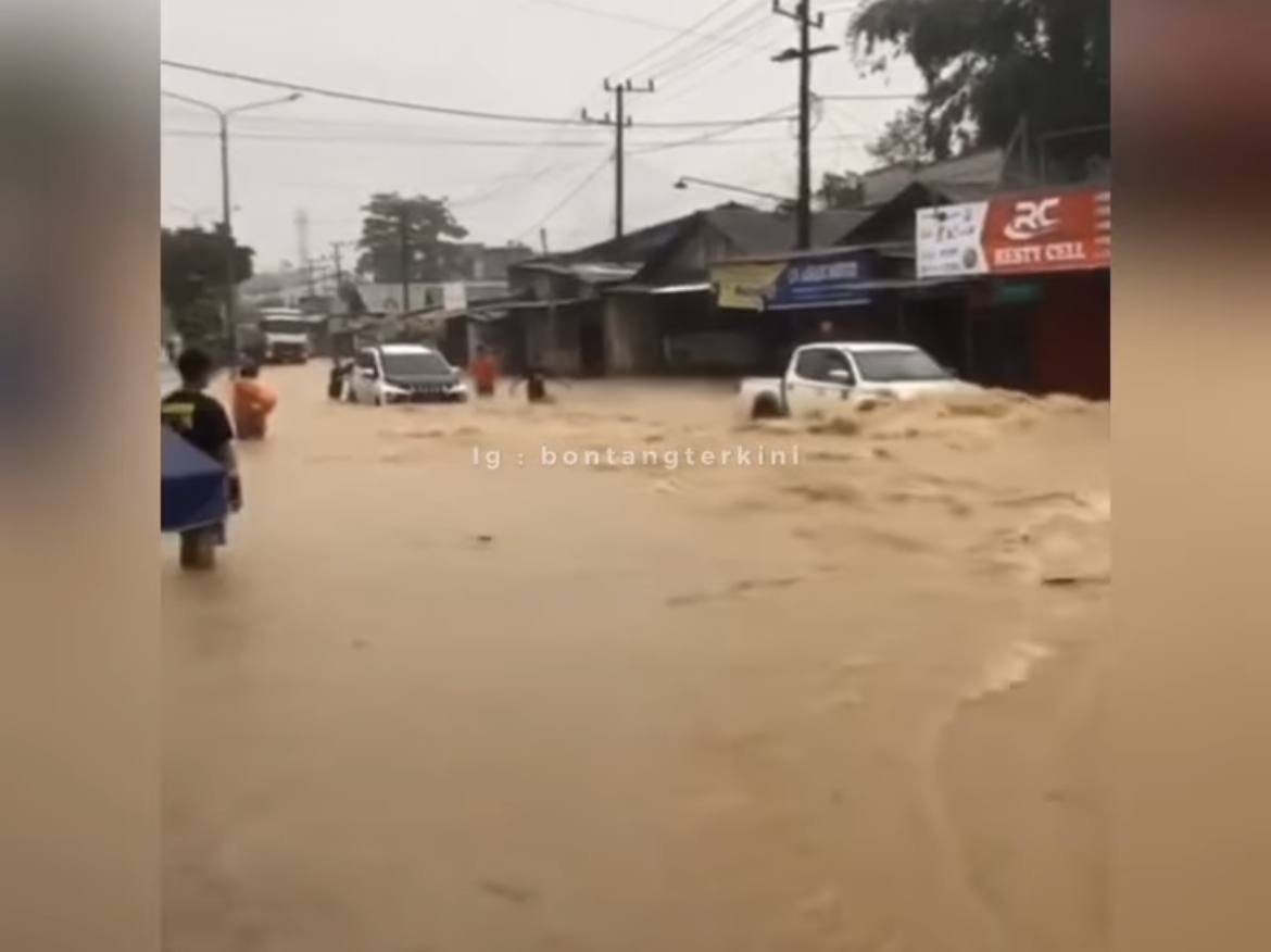 Berkali-kali Jalan Ditinggikan, Kawasan Lempake Poros Samarinda-Bontang Tetap Terendam Banjir
