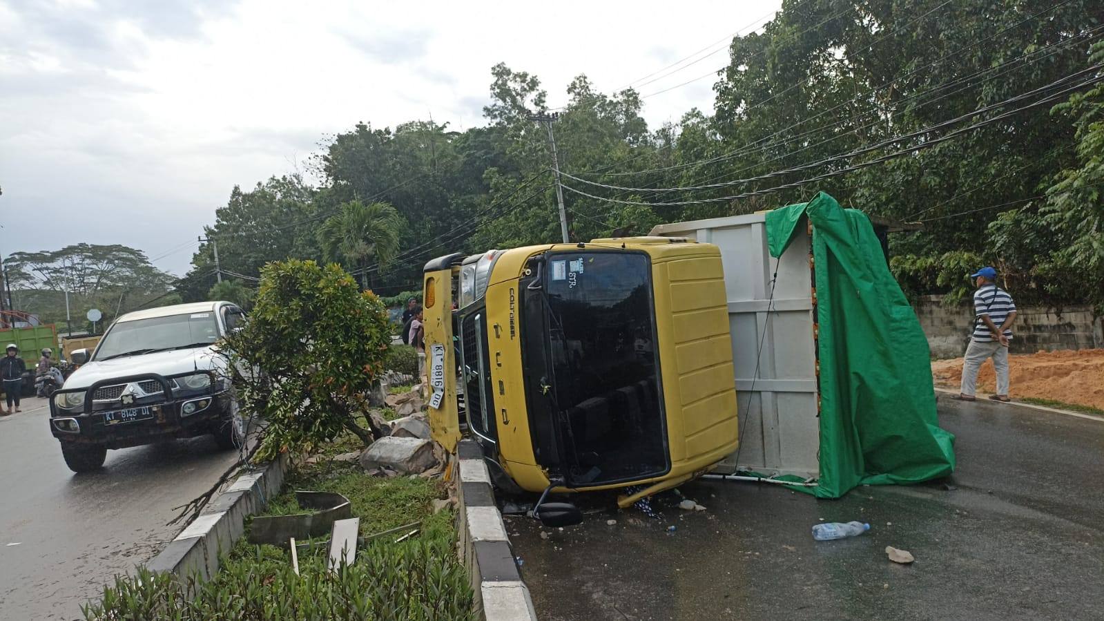 Kecelakaan Tunggal Setelah Turunan RSUD Bontang, Truk Tutup Jalur Arah ke Kota