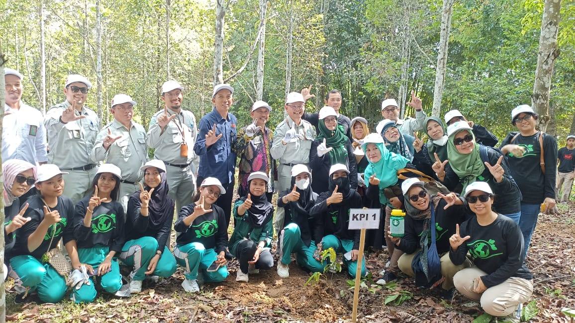 Peringati Hari Lingkungan Hidup, PT KPI Gandeng Pelajar SMAN 2 Bontang Gelar Aksi Tanam Pohon