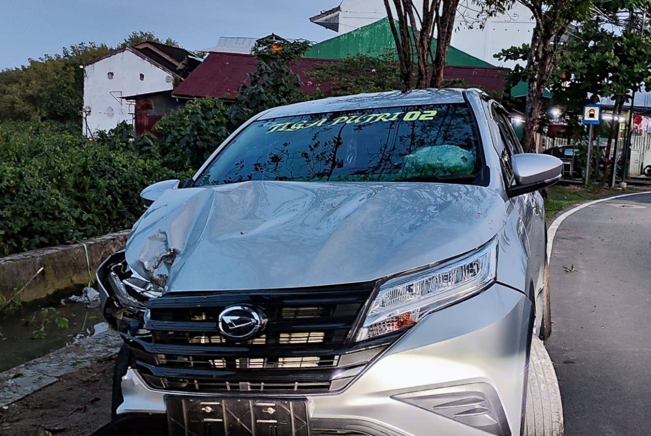 Tabrak Pohon di Lang-Lang Mobil Daihatsu Rusak Parah