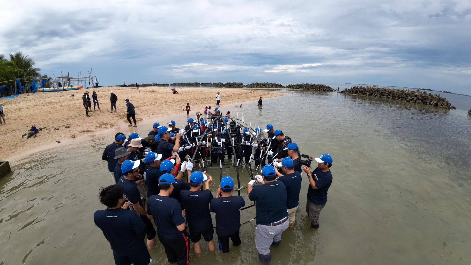 VIDEO: Jaga Ekosistem Perairan, Pupuk Kaltim Gelar Aksi Peduli Sampah