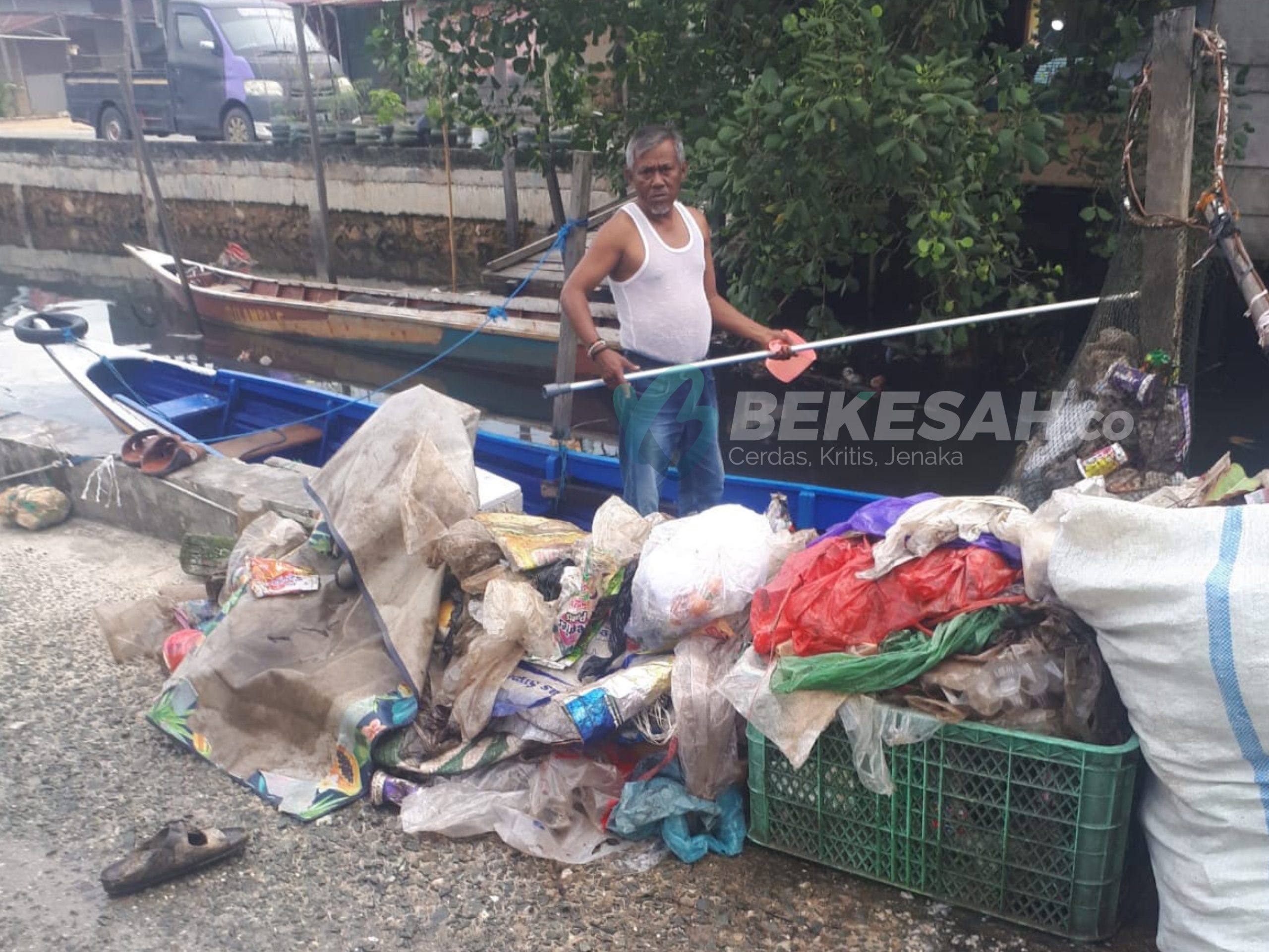 Kisah Pak Tahir, Tiap Hari Pungut Sampah di Tanjung Laut