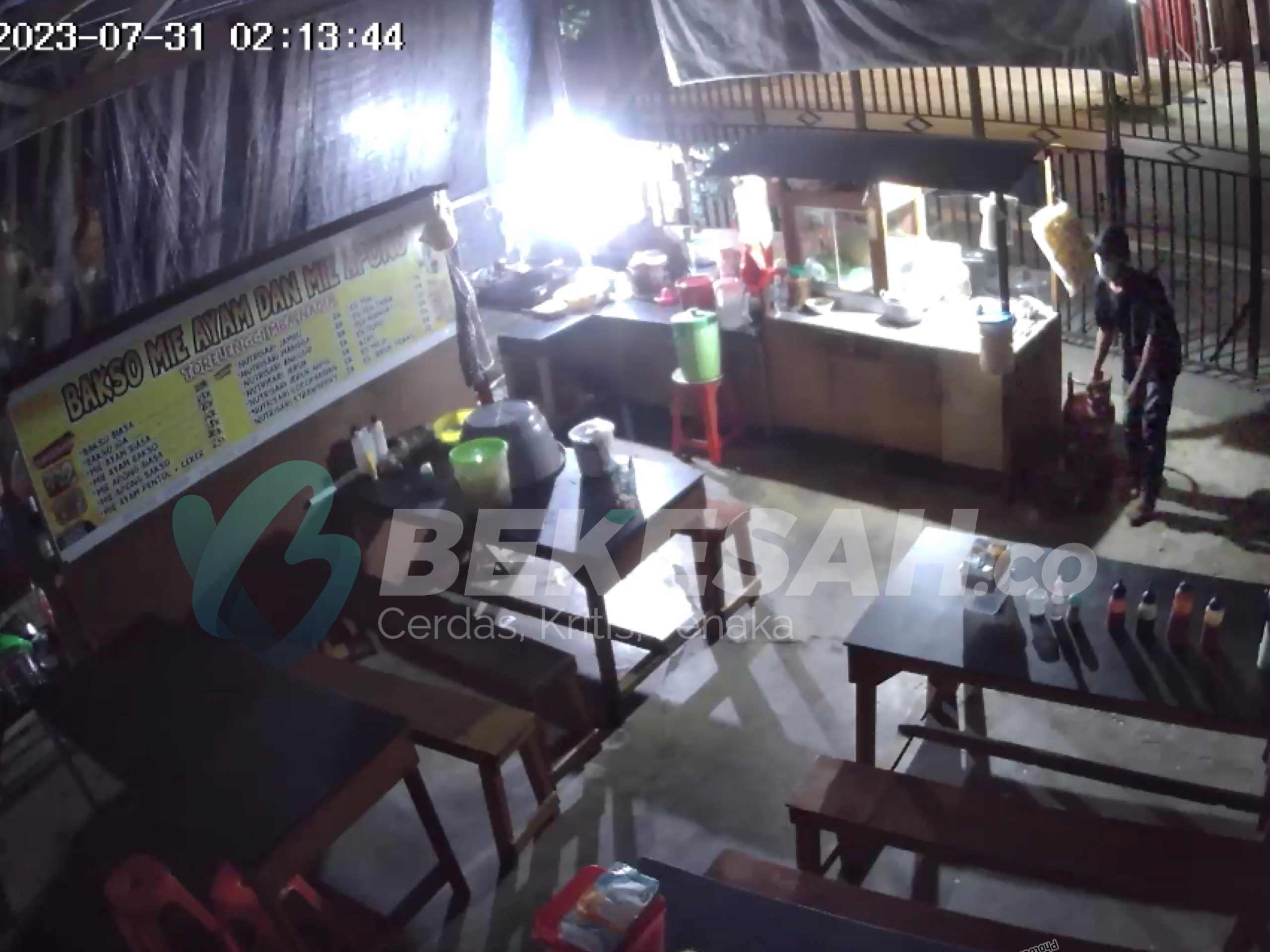 VIDEO: Pencuri Beraksi Malam Hari di Warung Mie Ayam Pisangan, Begini Ciri-ciri Pelaku