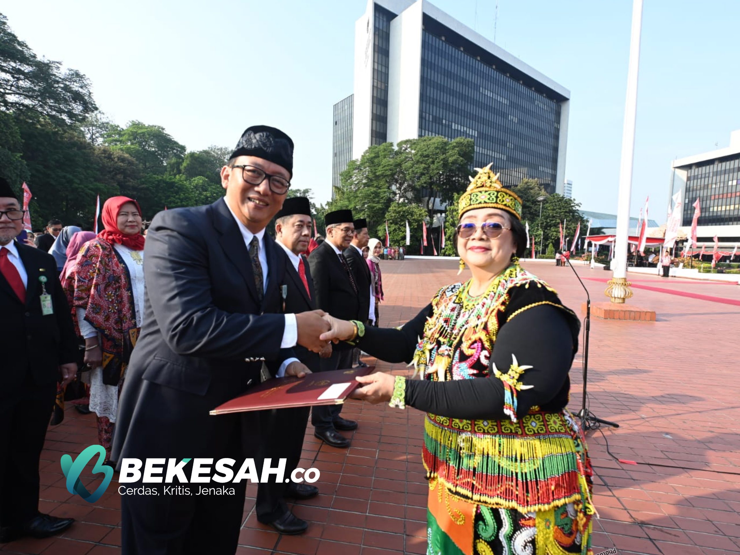 President Director & CEO Badak LNG Terima Tanda Kehormatan dari Menteri Lingkungan Hidup Siti Nurbaya