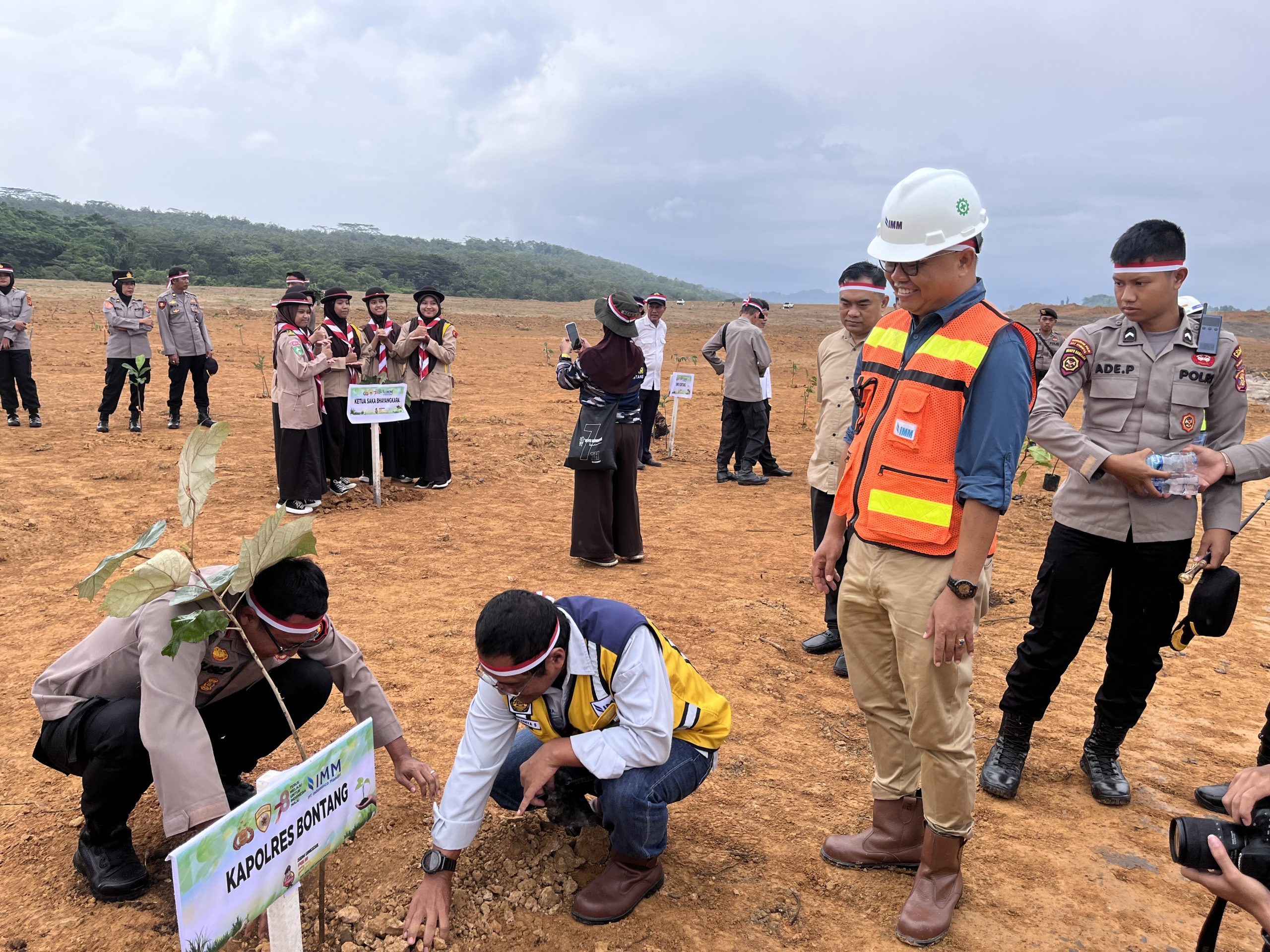 Kolaborasi Indominco dan Polres Bontang, Tanam 1000 Bibit Pohon di Lahan Eks Tambang