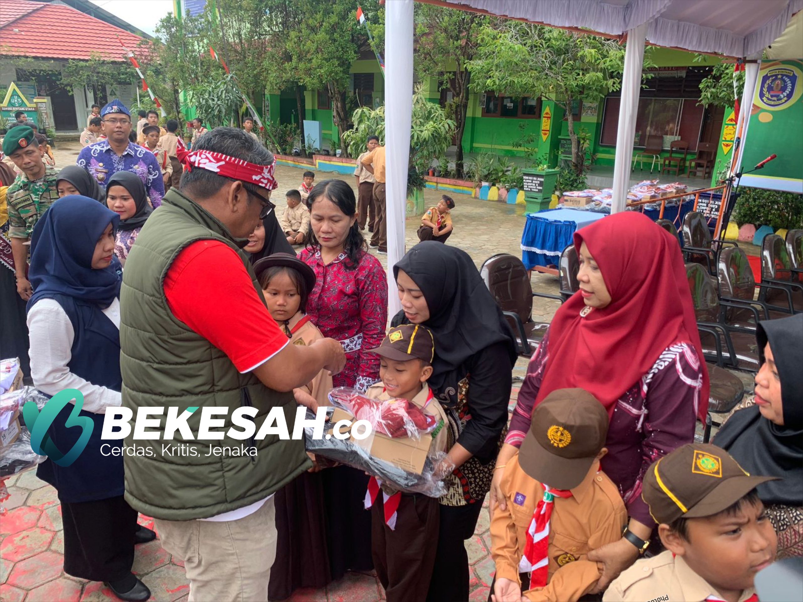 Pemkot Bontang Bagikan 3.245 Seragam Sekolah Gratis, Basri; Tak Ada Lagi yang Protes