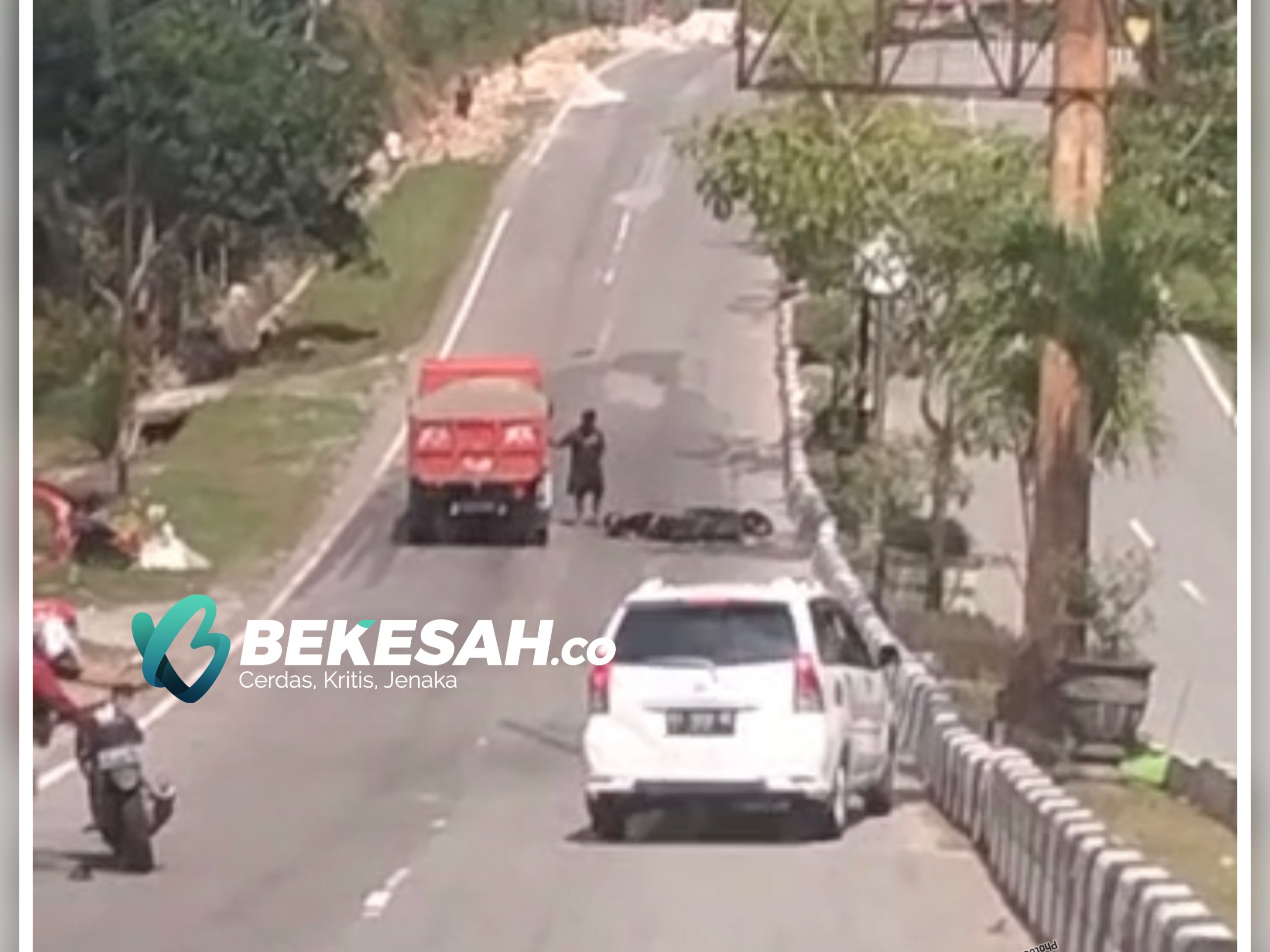 VIDEO: Truk tak Kuat Menanjak, Motor Tergelincir di Tanjakan Tugu Selamat Datang Bontang