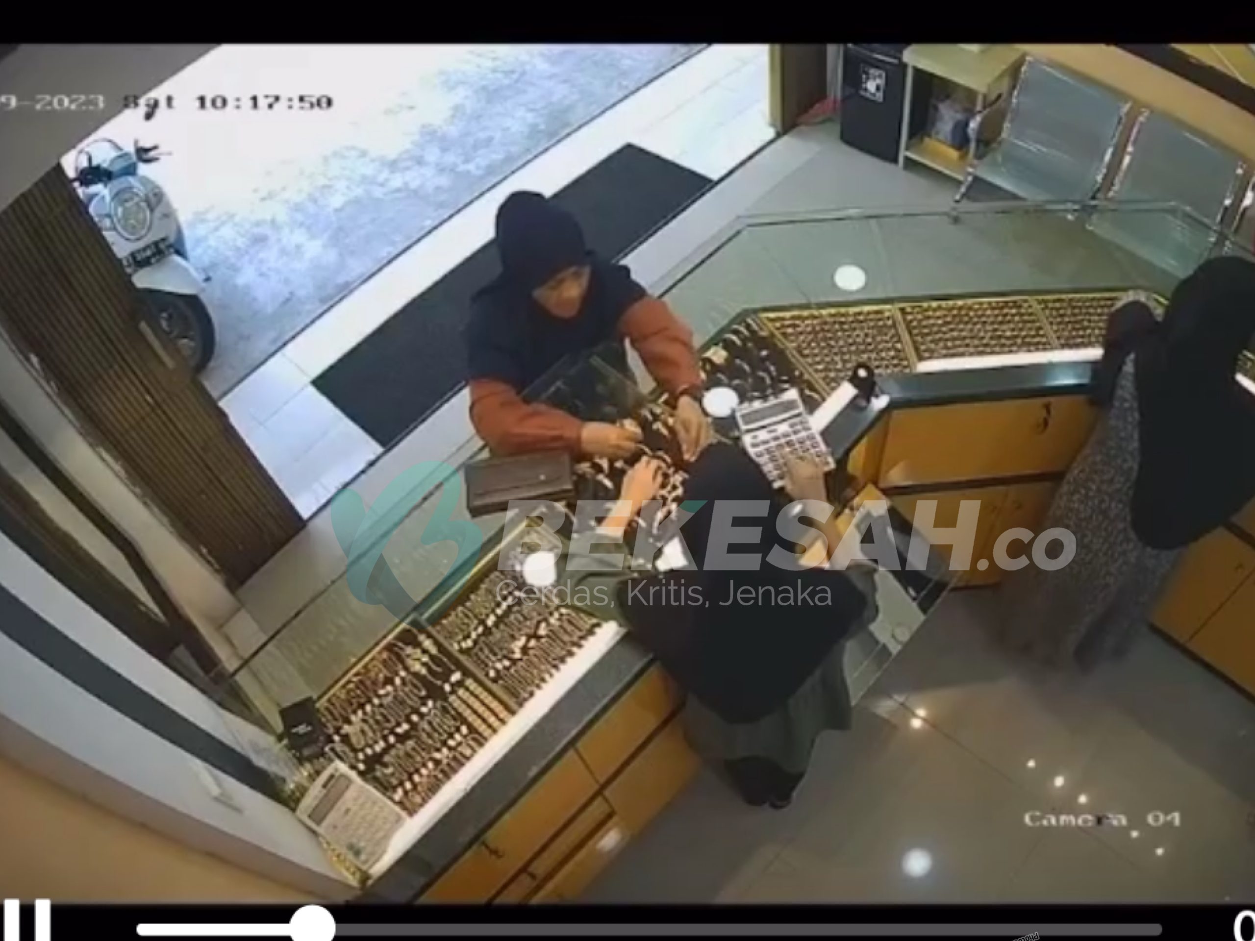 Aksi Pencurian di Toko Emas Berbas Tengah Terekam CCTV, Ini Penampakan Wajah Pelaku