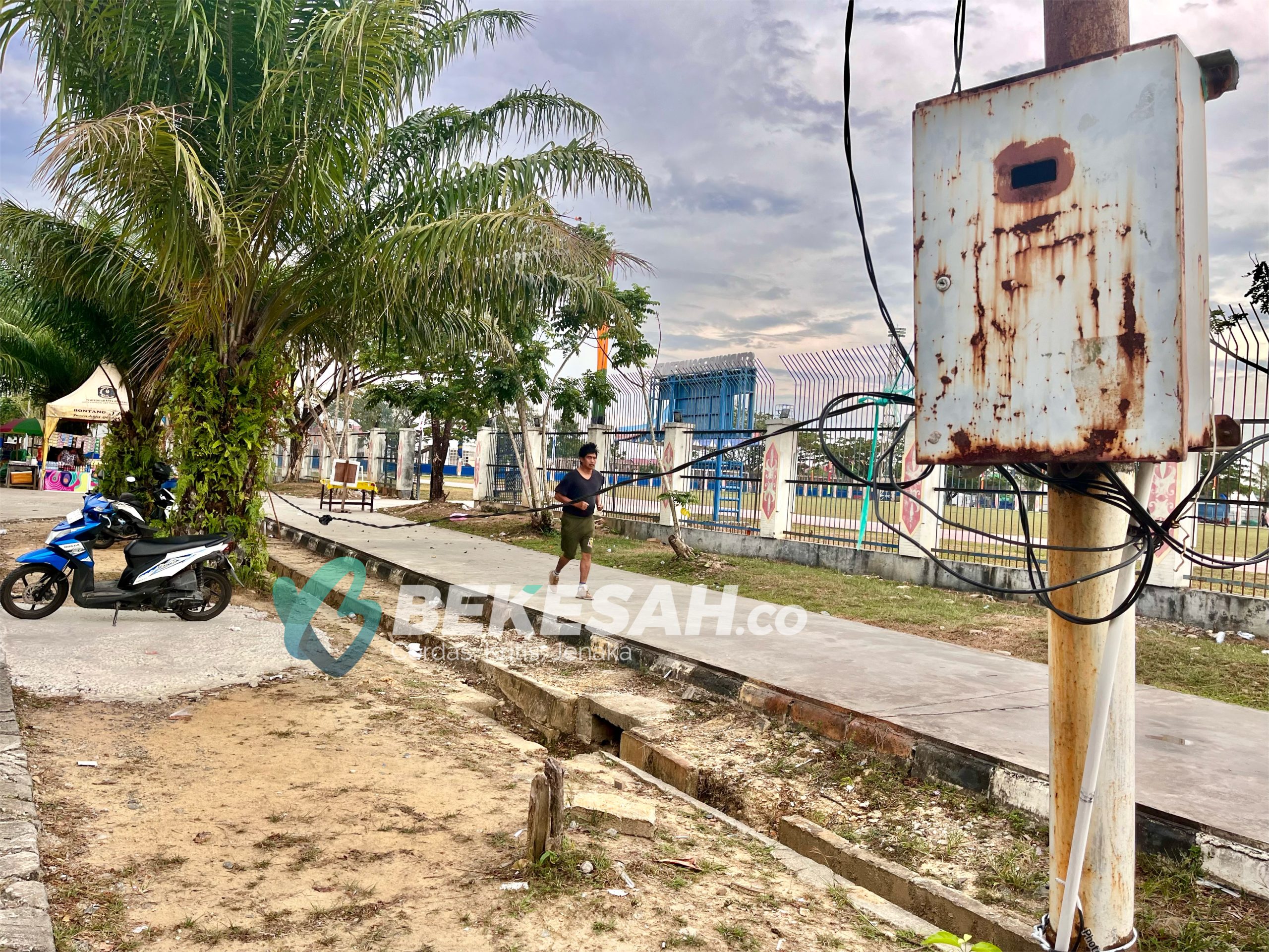 Terlalu Rendah, Kabel Listrik di Lang-Lang Bisa Ancam Keselamatan Warga