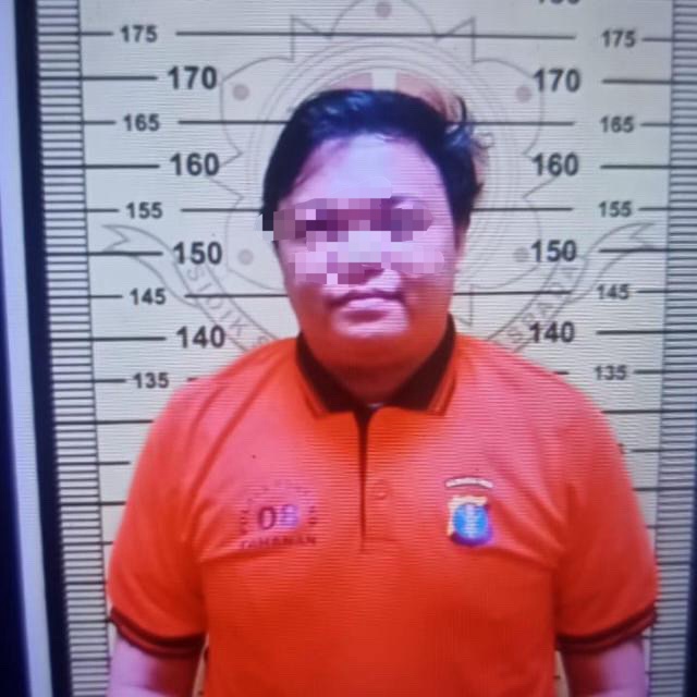 Beredar Foto Pemilik Investasi Bodong Ayam Potong Kenakan Baju Tahanan Polres Bontang