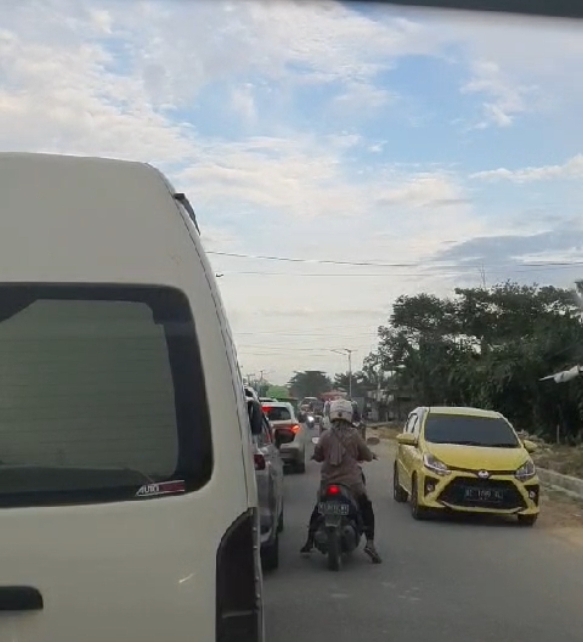 KM 8 Jalan Poros Bontang-Samarinda Macet Total