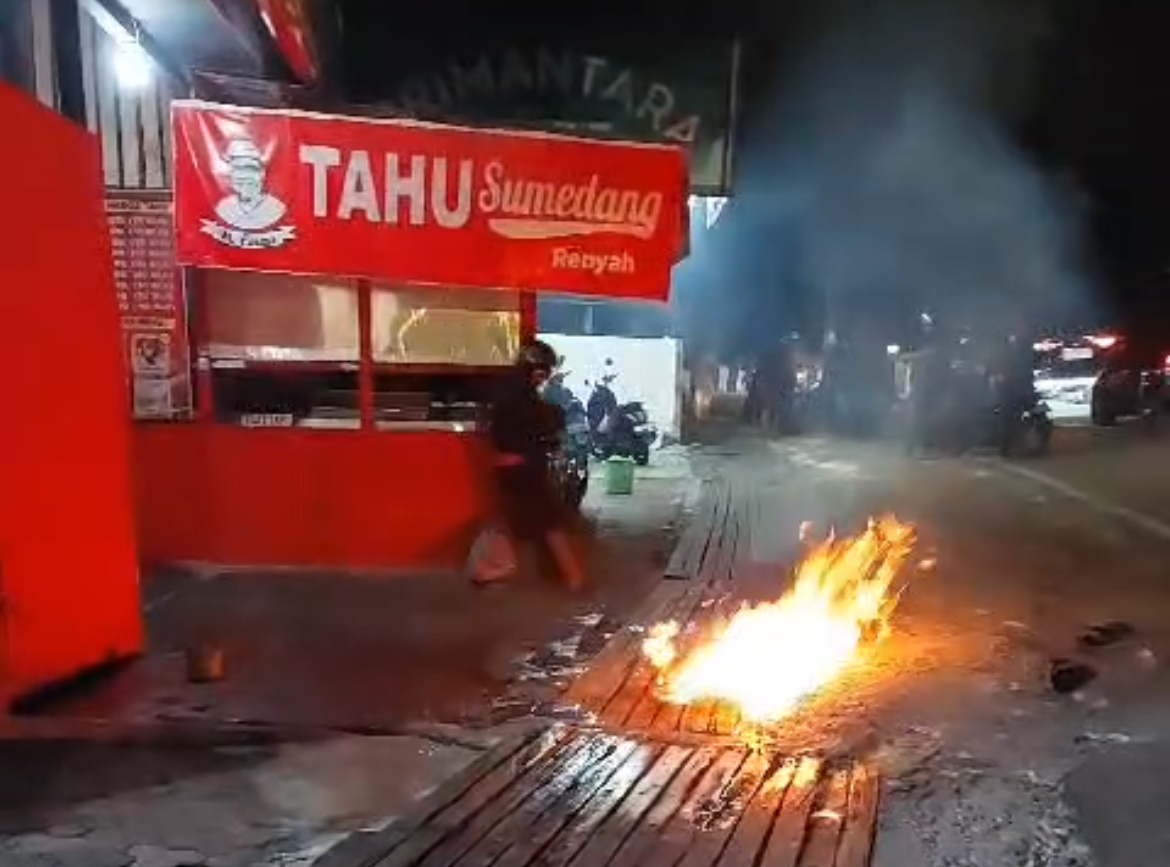 Jargas Bocor Depan Tahu Sumedang KM 6 Bontang, Seorang Pria Tersambar Api