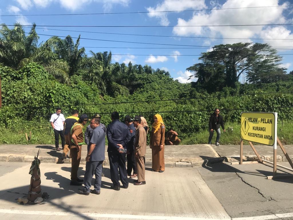 Tinjau Jalan Amblas Dekat SMP YPK, DPRD Bontang Sebut Lebih Baik Anggaran Bimtek Dikurangi