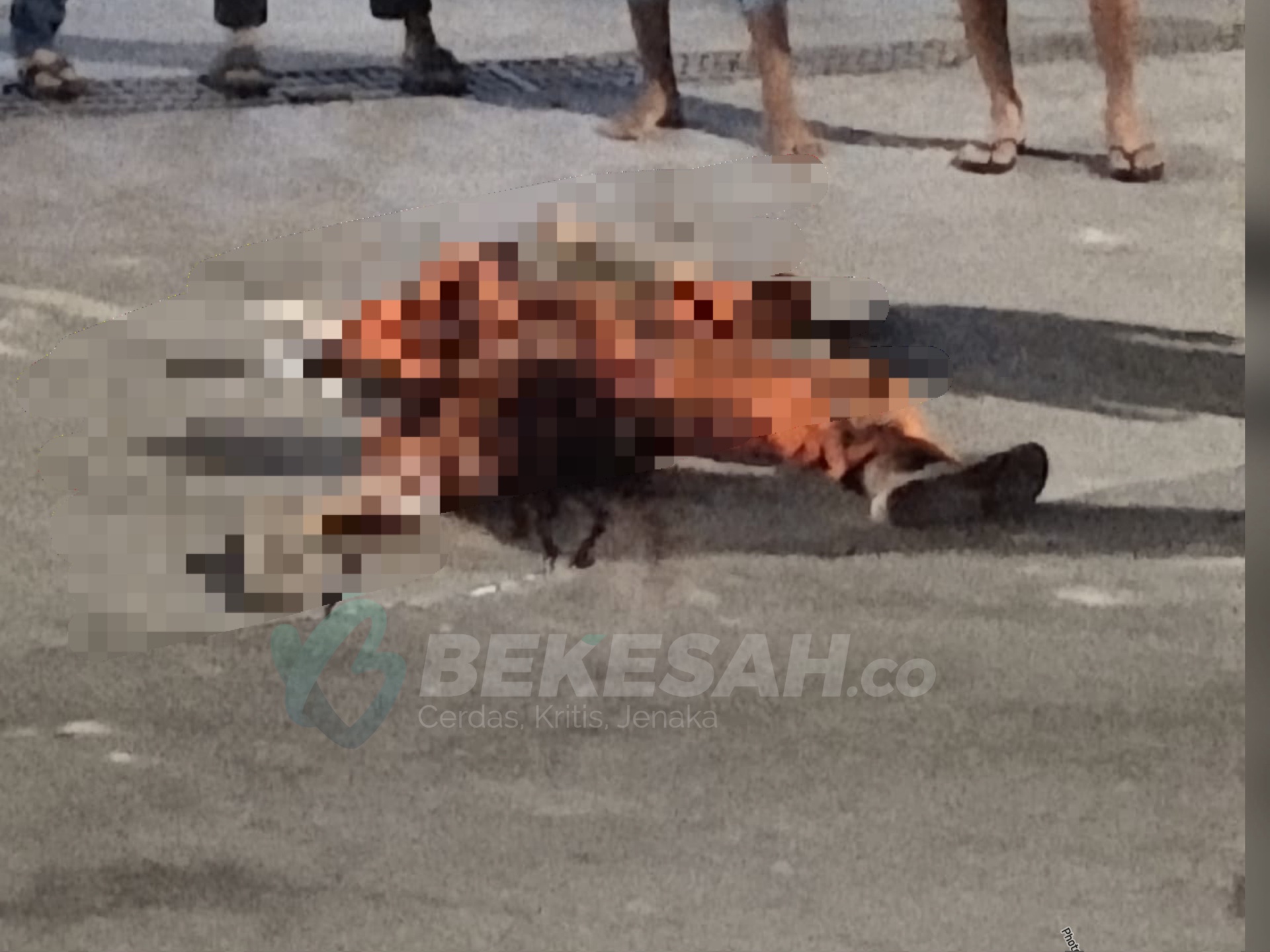 Warga Guntung Ditabrak Truk di Pom Bensin KM 3, Korban Luka Parah