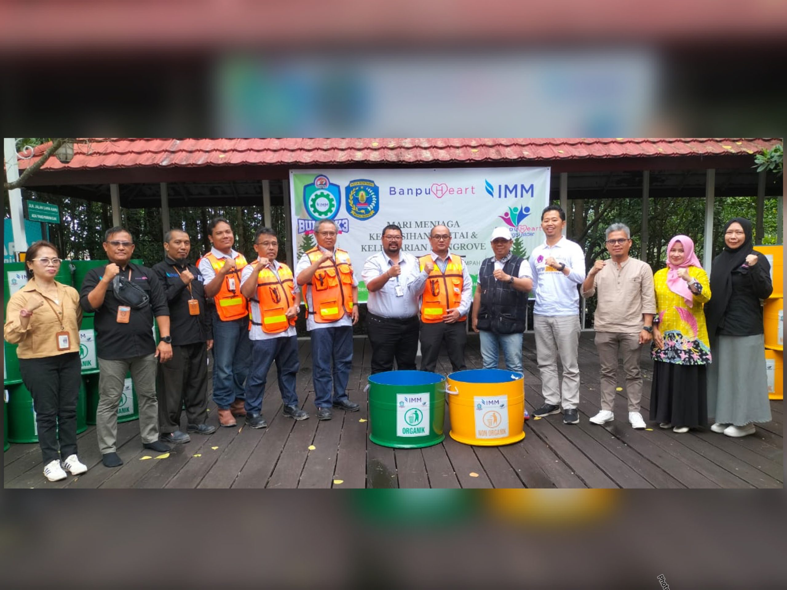 Indominco Peduli Lingkungan, Salurkan Tempat Sampah di Mangrove Berbas Pantai