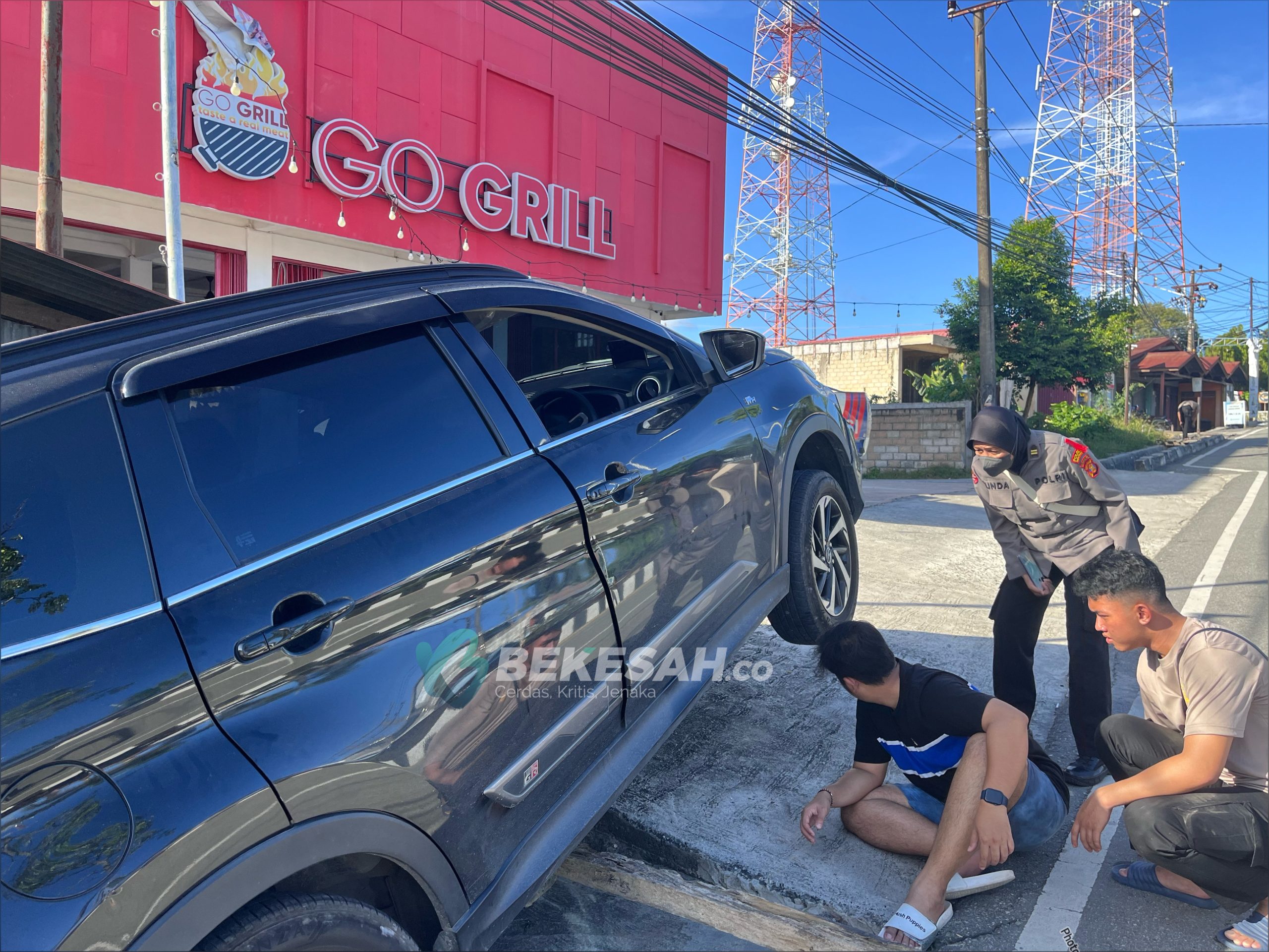 Mobil Rush Terperosok Mundur di Depan Go Grill