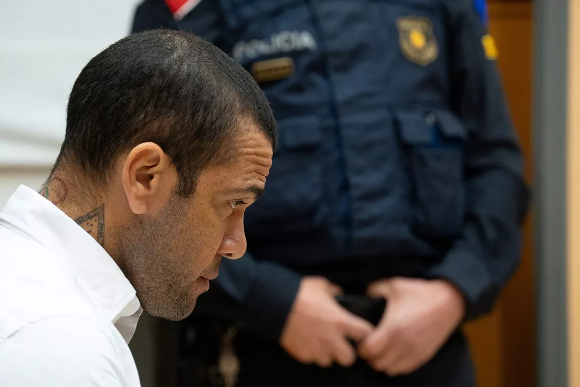Terjerat Kasus Pemerkosaan, Mantan Bintang Barcelona Dani Alves Resmi Divonis 4,5 Tahun Penjara