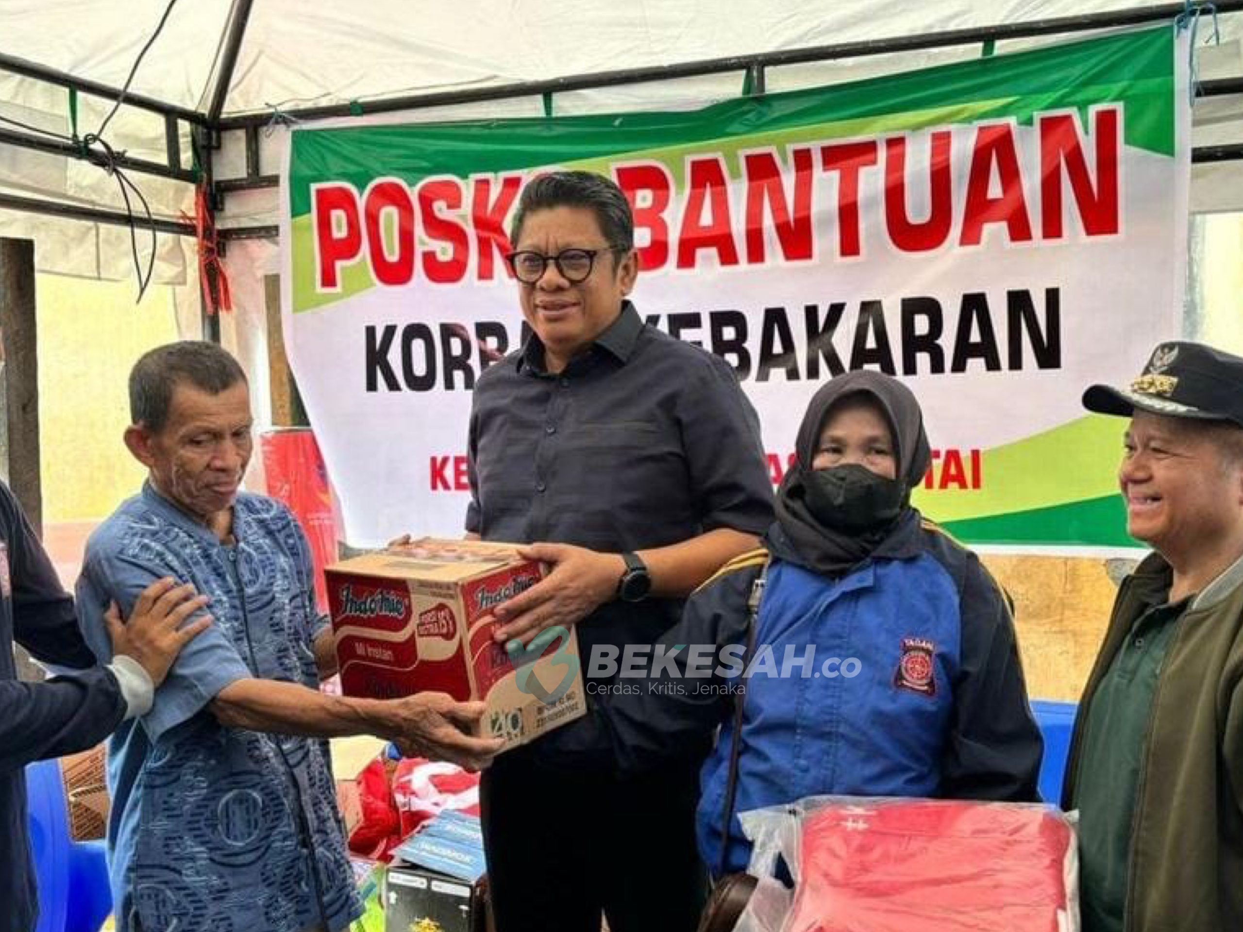 Wali Kota Basri Turun Langsung Berikan Bantuan Logistik ke Korban Kebakaran di Berbas Pantai