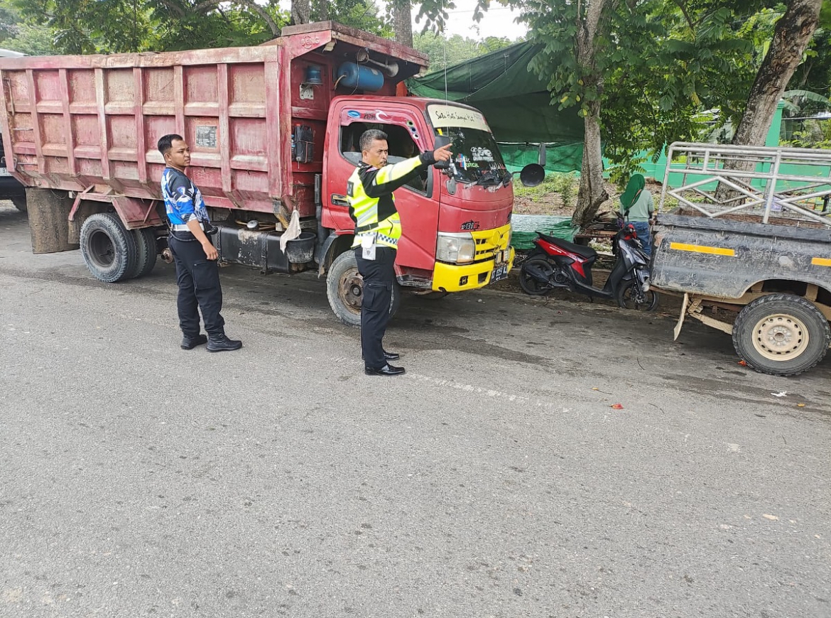 Sering Parkir Sembarangan, Puluhan Truk Depan SMA 3 Bontang Ditertibkan