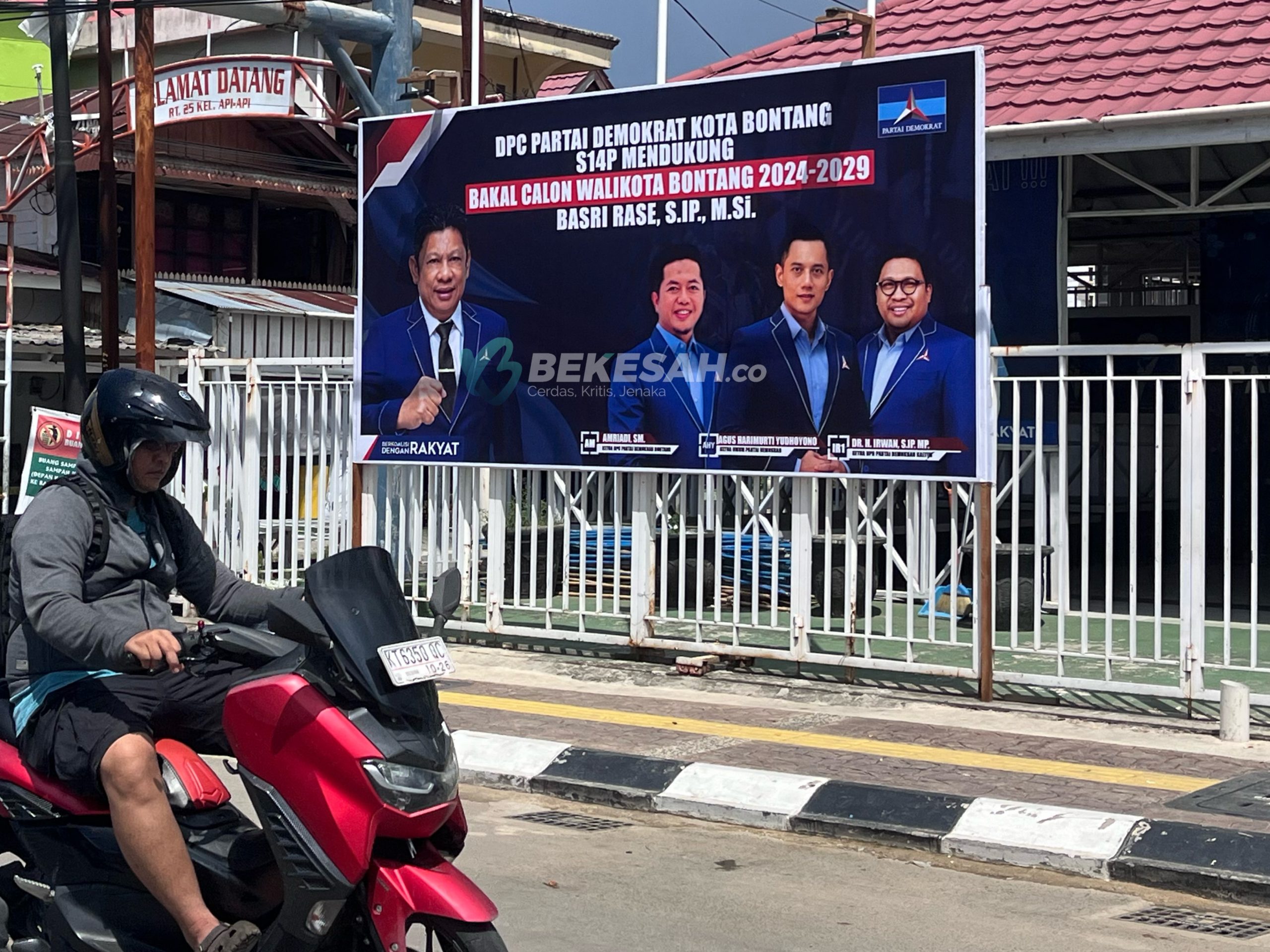 Muncul Baliho Basri Rase Pakai Jas Biru Berlambang Merci, Ini Jawaban Ketua Demokrat Bontang