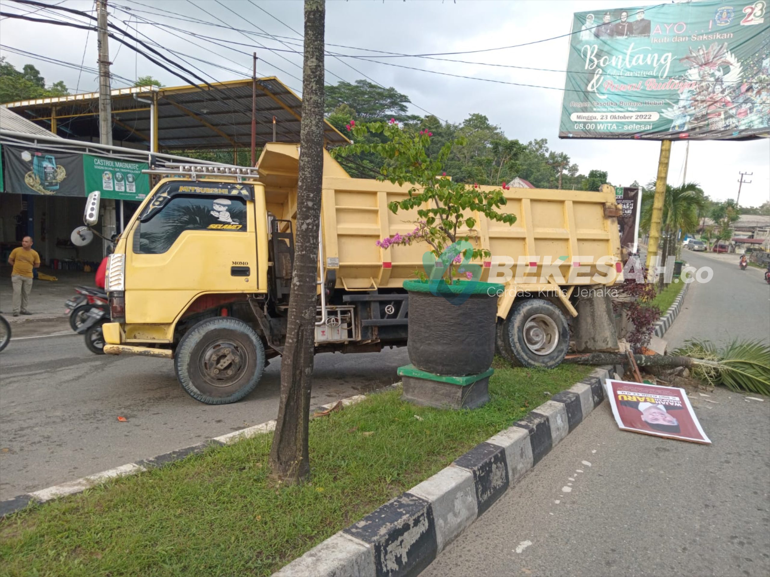 Truk Pengangkut Pasir Tabrak Median Jalan  di Turunan RSUD Bontang, Sopir Selamat