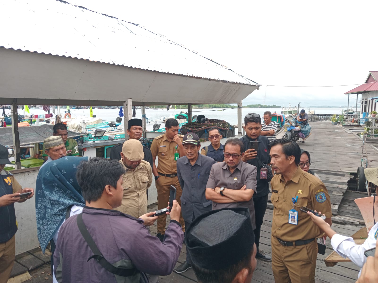 Komisi III DPRD Bontang Sidak Jembatan Kayu Penghubung di Berbas Pantai