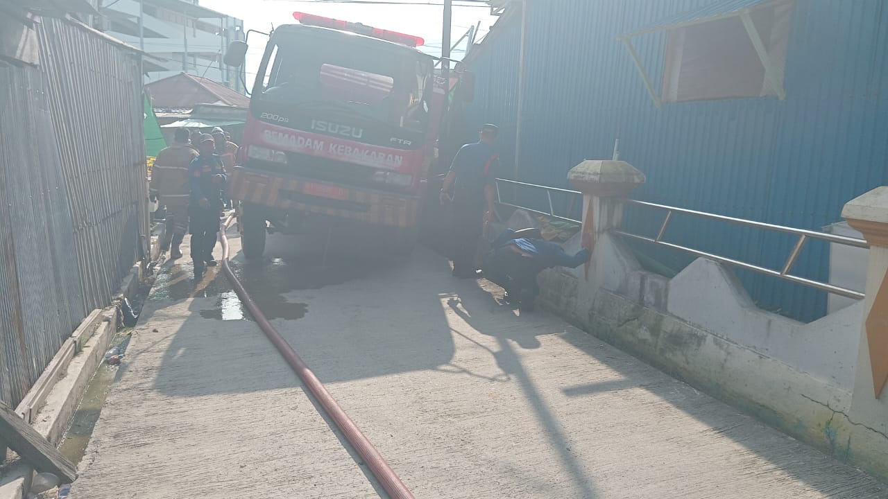 Mobil Pemadam Terperosok di Parit Akibat Gang Sempit di Lokasi Kebakaran Rawa Indah