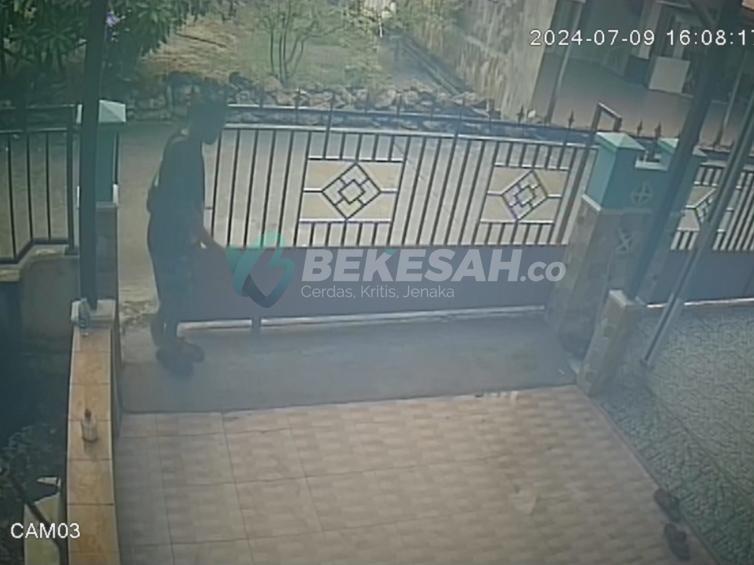 Aksi Pencuri Paket Depan Rumah Warga di KS Tubun Terekam CCTV